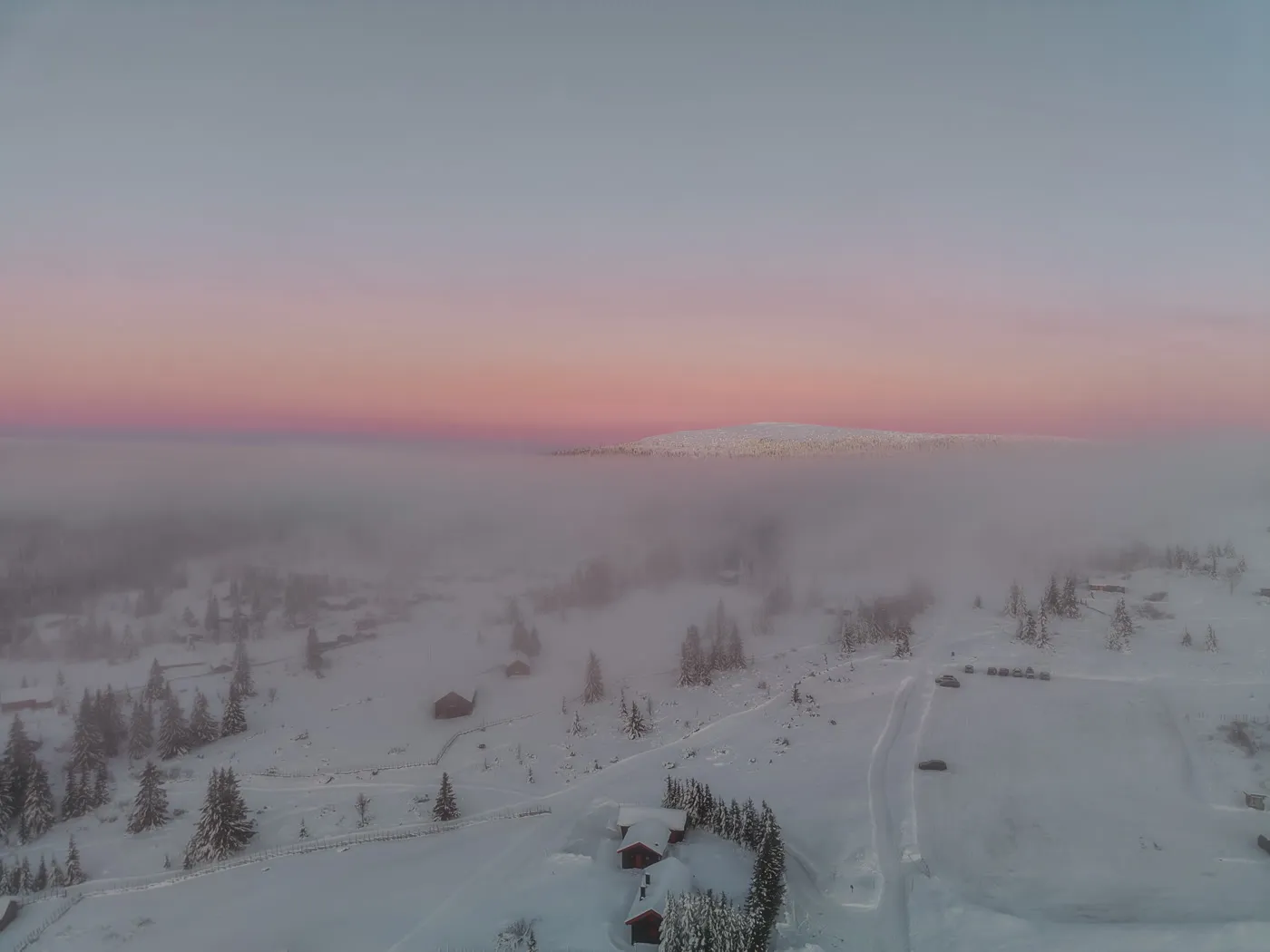 Nevelfjell over tåka ved soloppgang