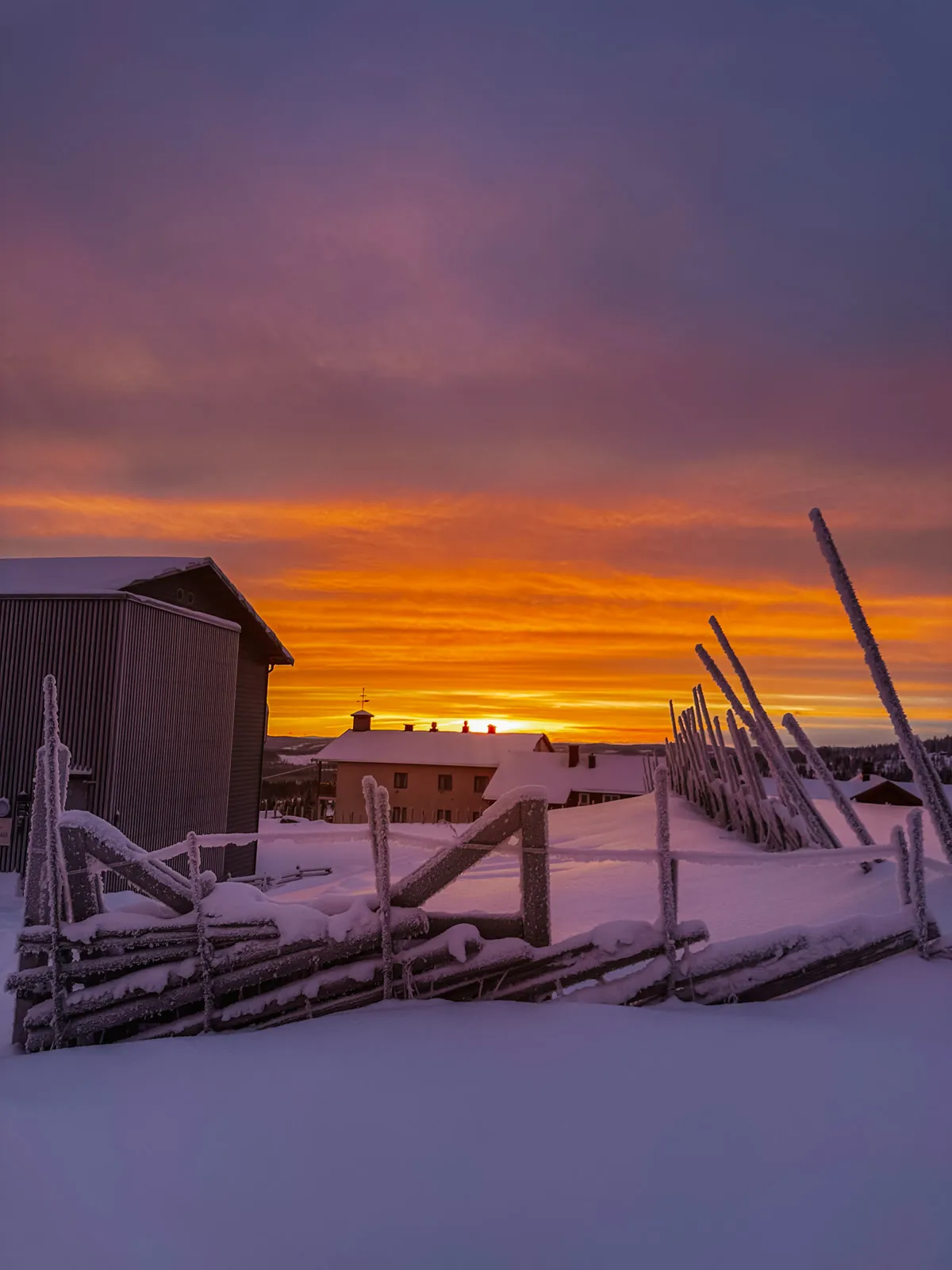 Solnedgang i oransje og lilla over skigarden på Nordseter