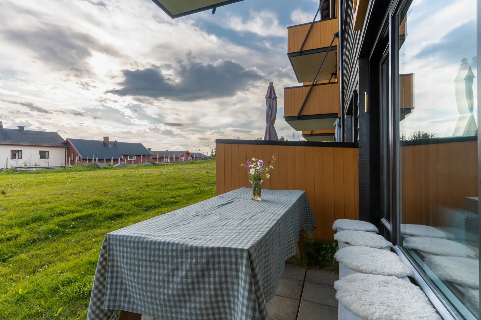 Terrassen på bakkeplan med bord og utsikt mot hagen