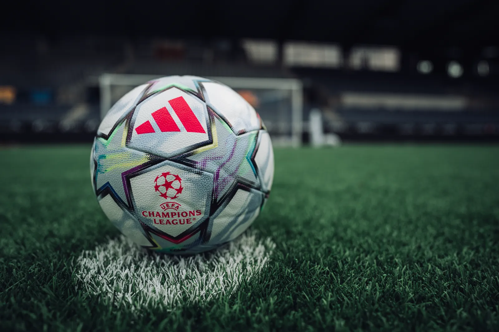 Champions League-ballen på straffemerket, fotografert fra gressnivå