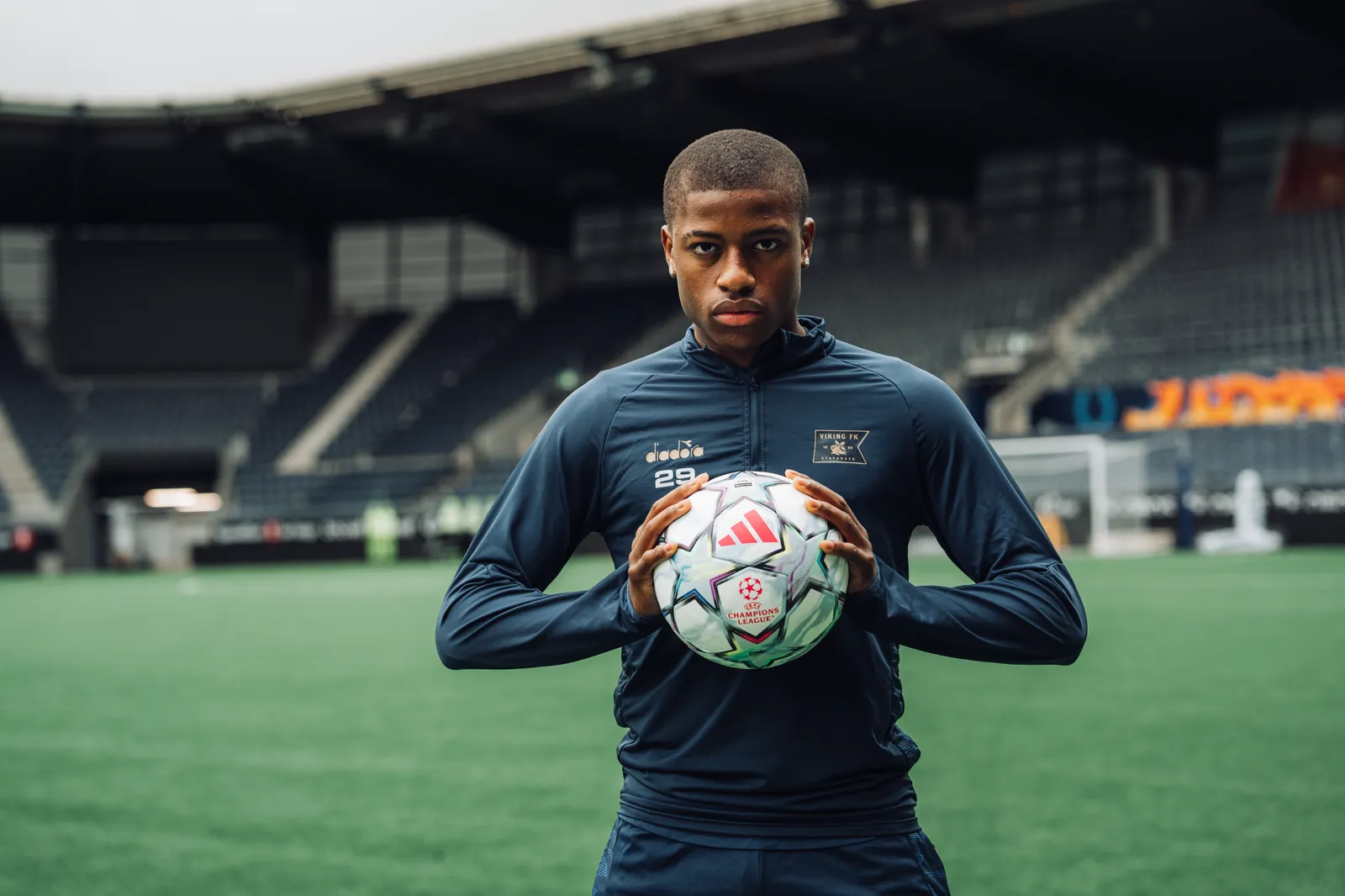 Tobias Moi holder Champions League-ballen foran seg og ser rett i kamera