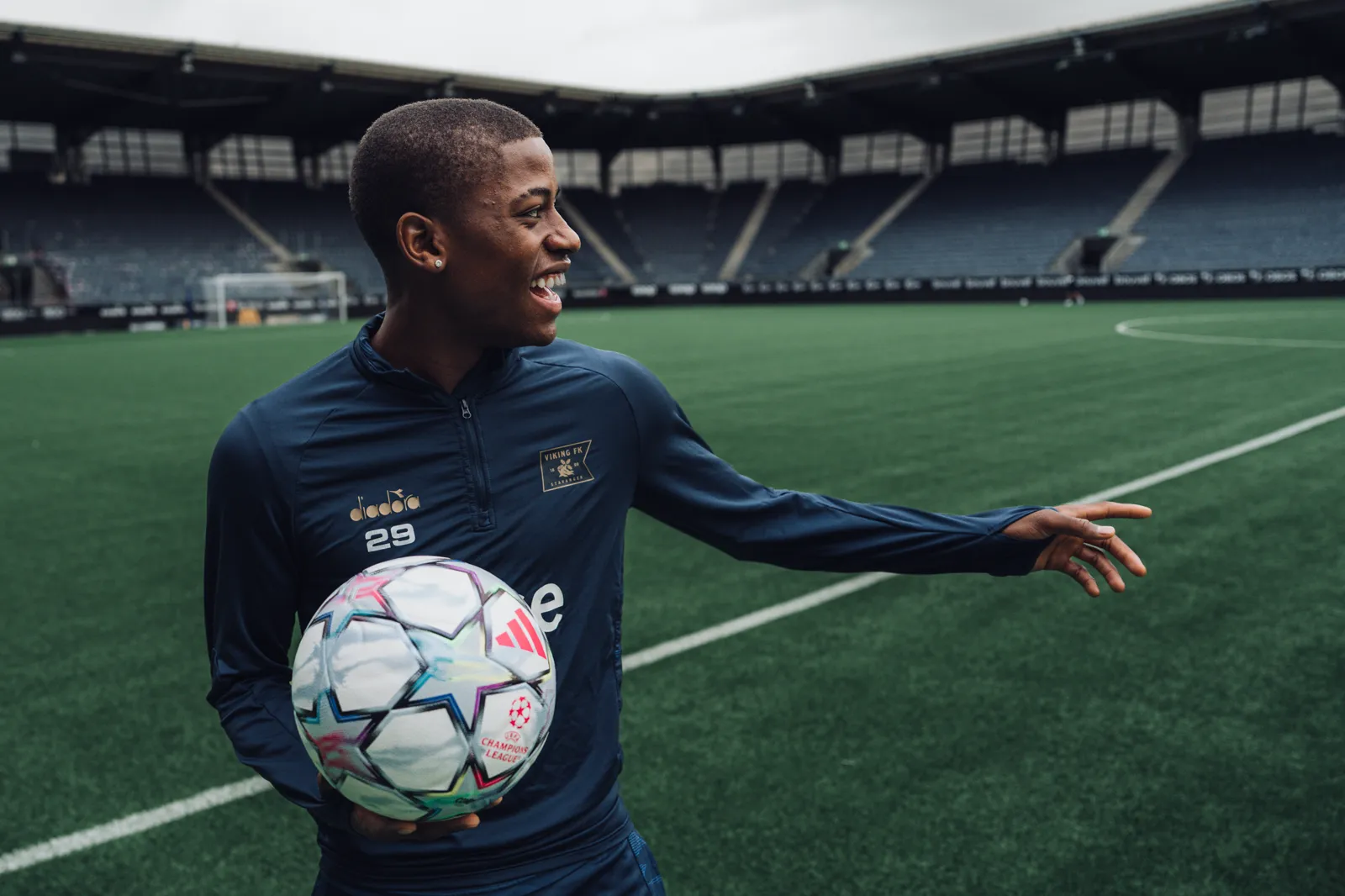 Tobias Moi smiler og balanserer ballen på armen