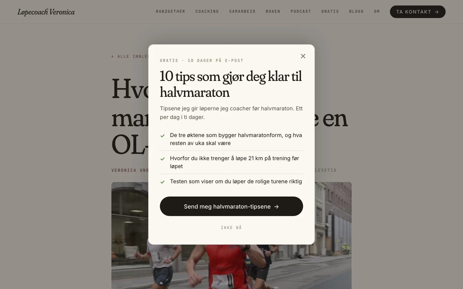 Skjermbilde av popupen som tilbyr halvmaratonserien over en artikkel om gels i maraton