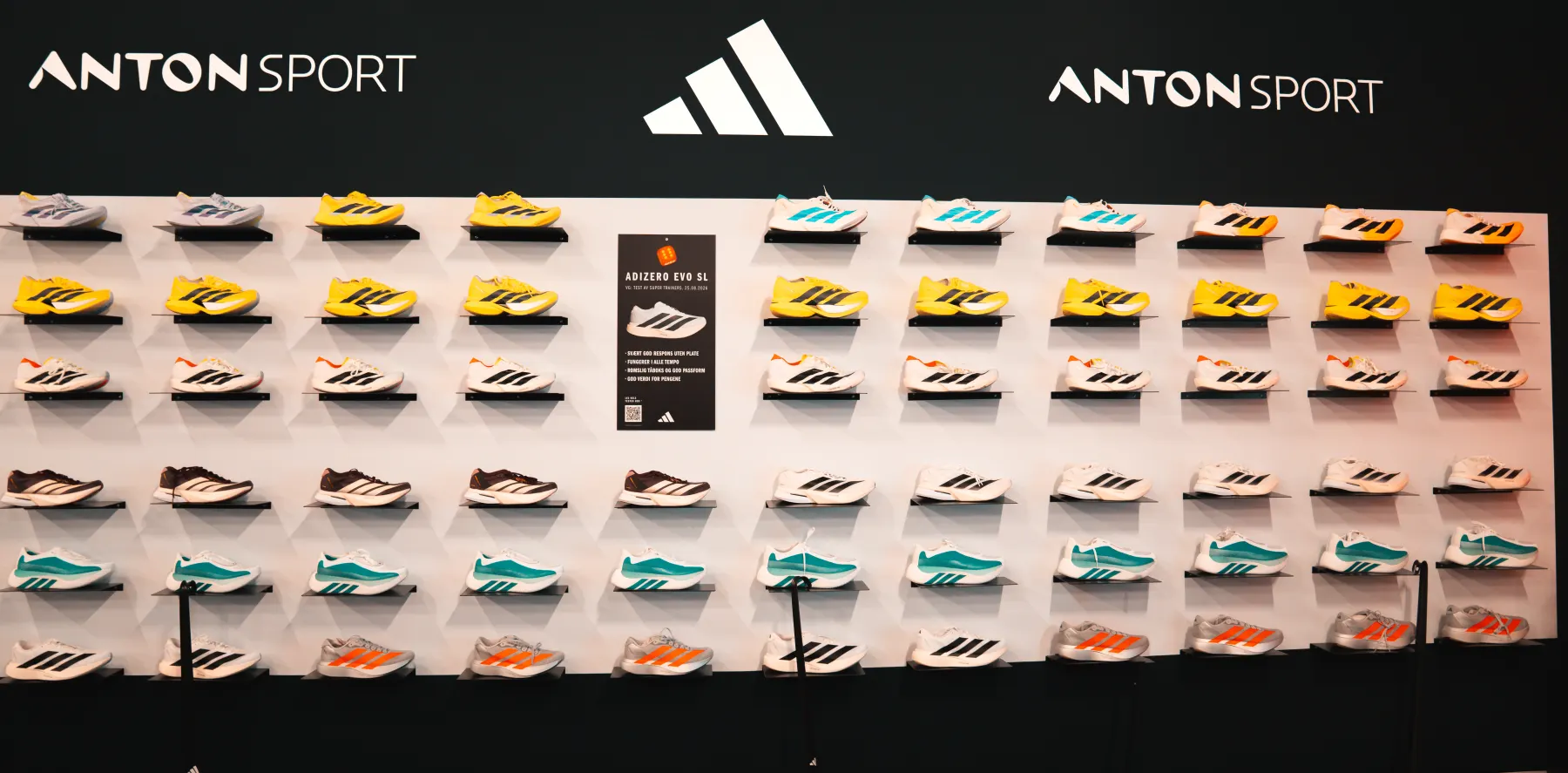 Skoveggen på expoen, med adidas-modellene i rekker
