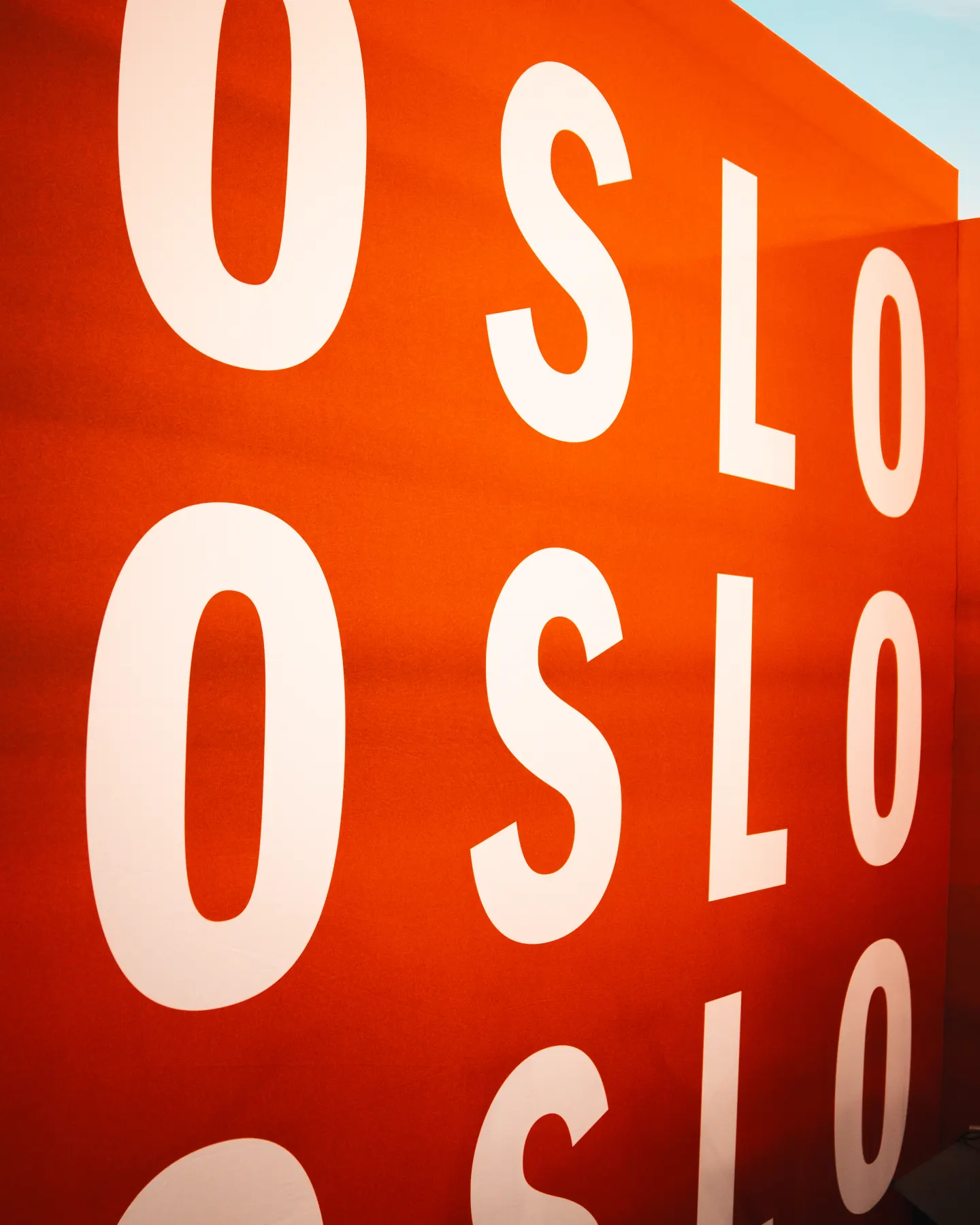 Oransje vegg med Oslo i store bokstaver