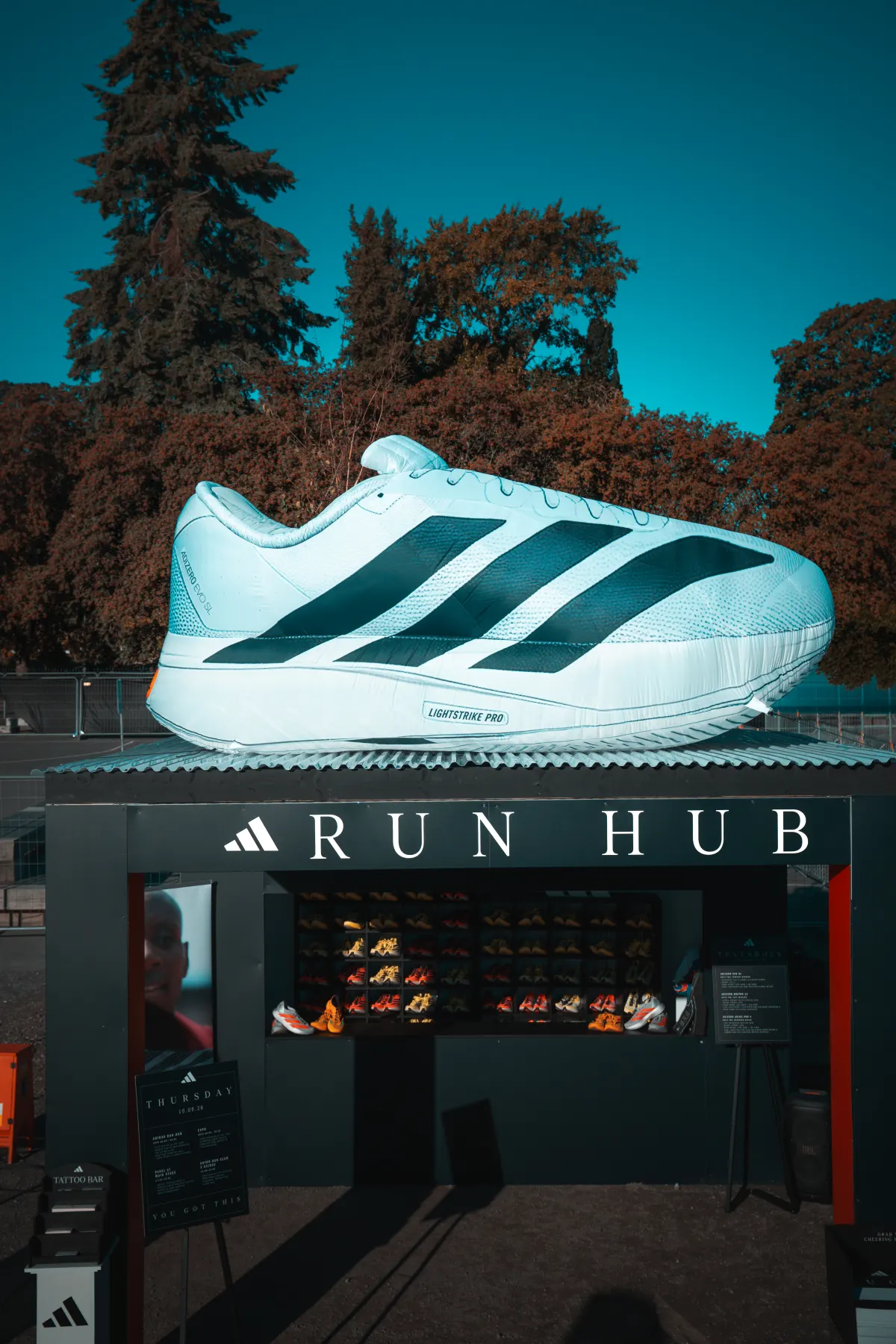 Den oppblåste Adizero Evo SL på taket av Run Hub