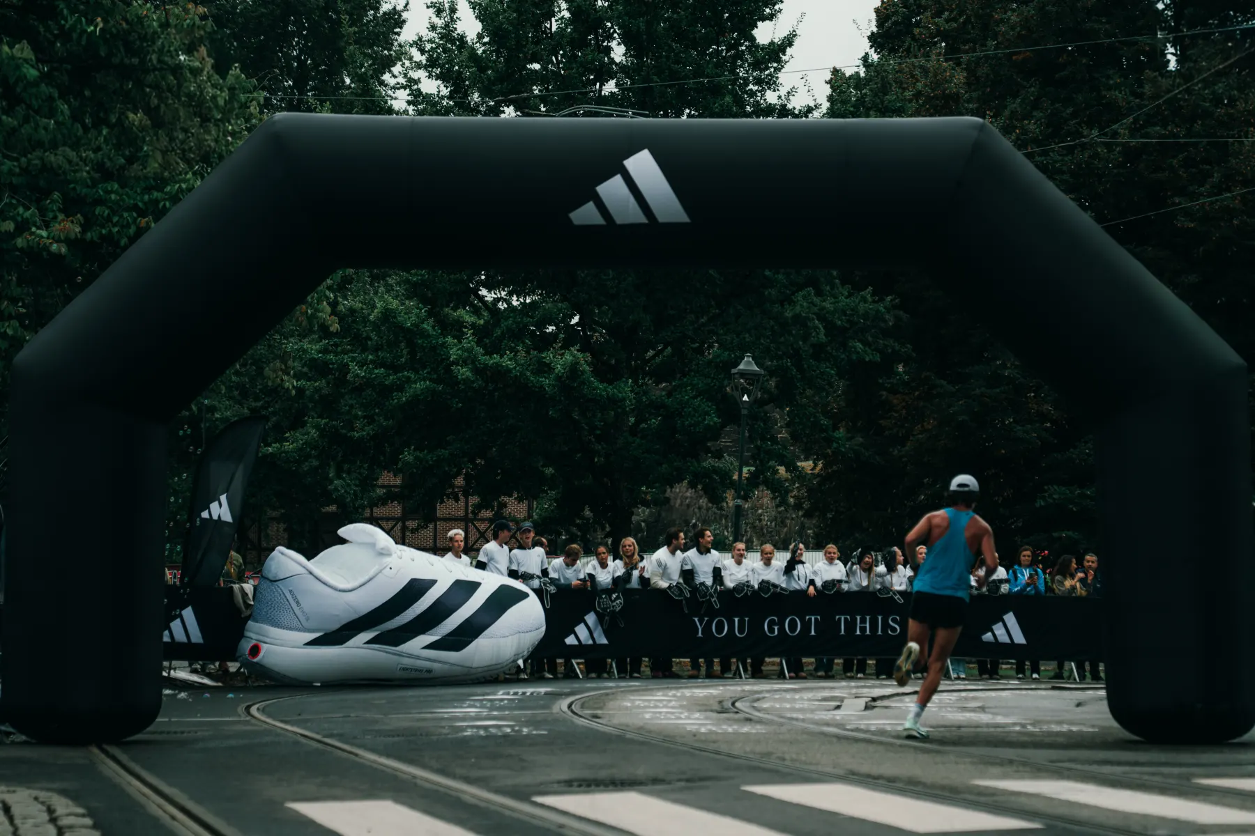 Løper passerer adidas-buen og den oppblåste Adizero Evo SL i siste sving før oppløpet, DNB Oslo Maraton 2026