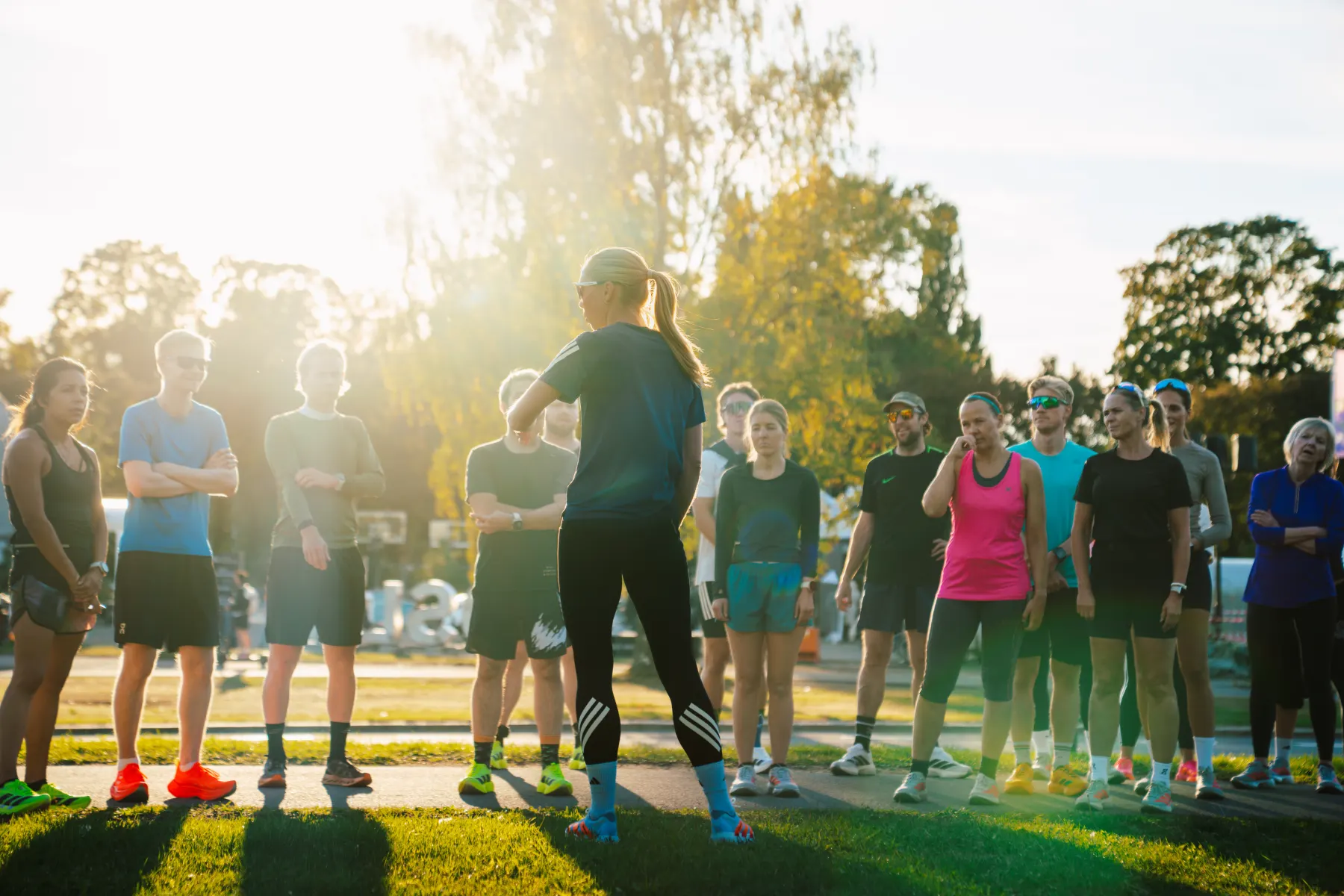 Løpere samles i parken før shake out run