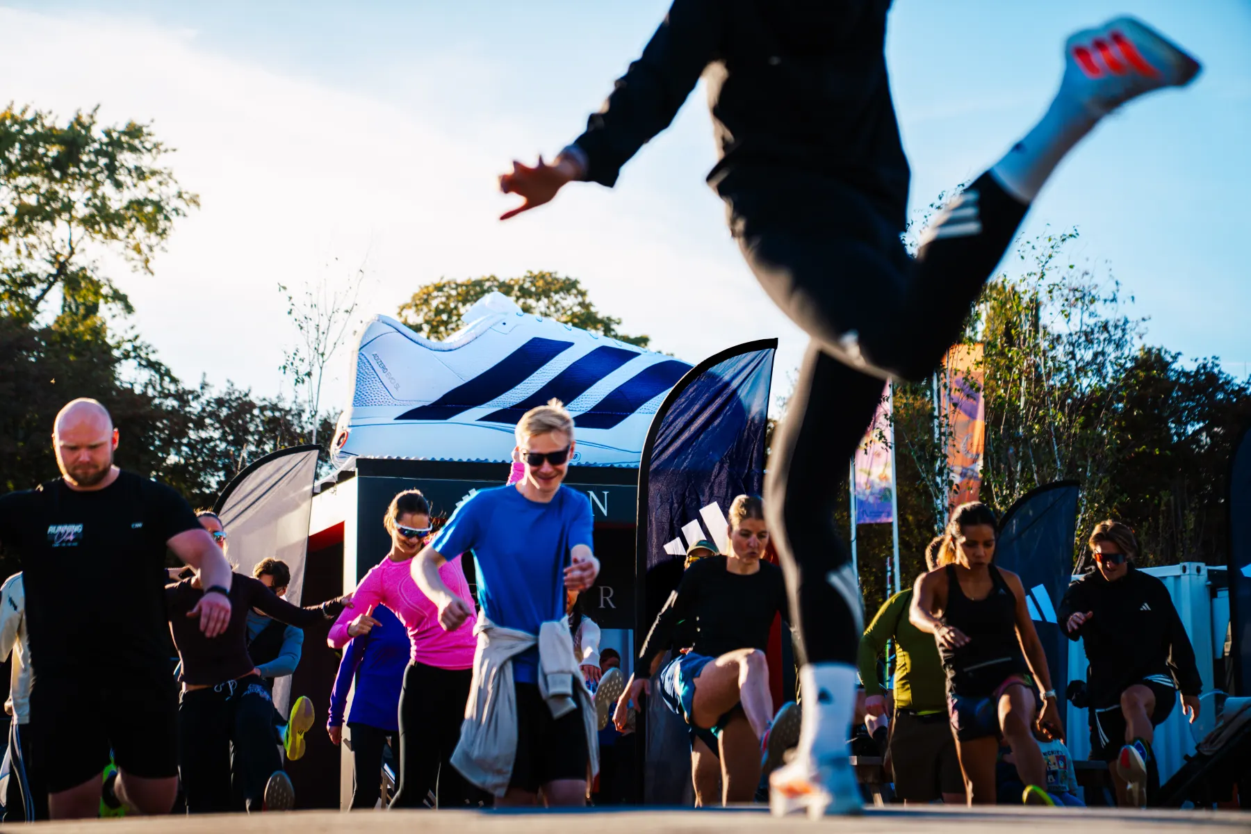 Løpere på vei ut fra Tøyen på shake out run
