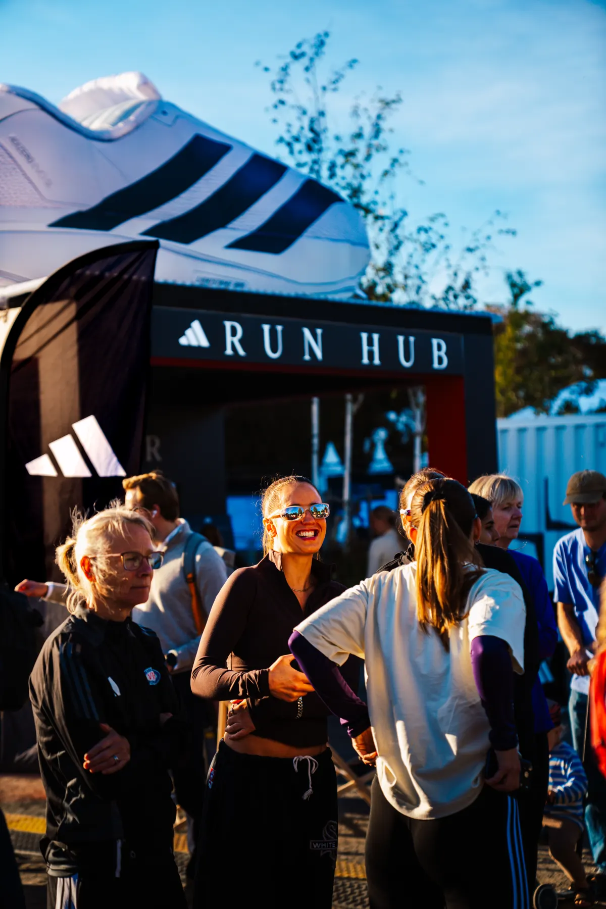 Publikum foran Run Hub under kveldseventet