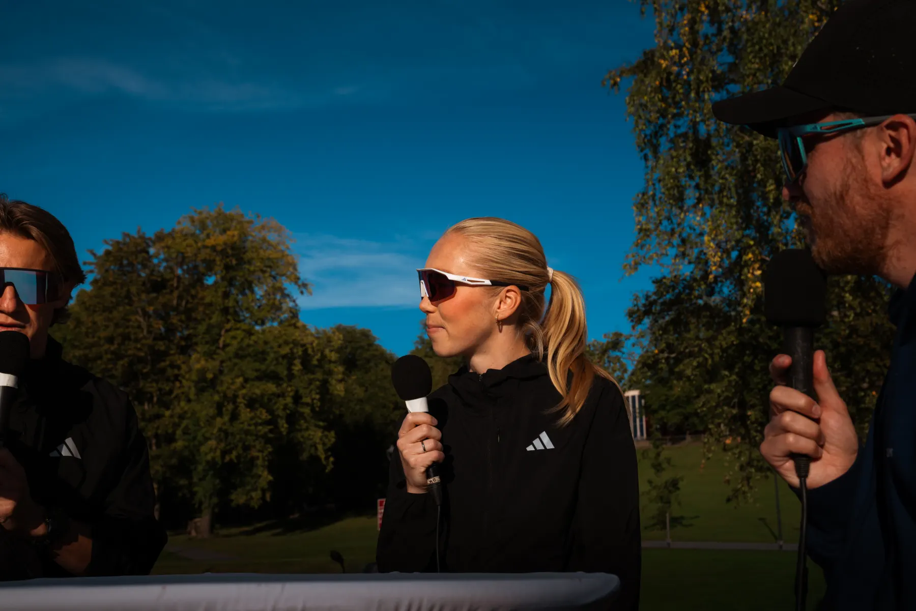 Veronica Undseth med mikrofon i panelsamtale ved Run Hub