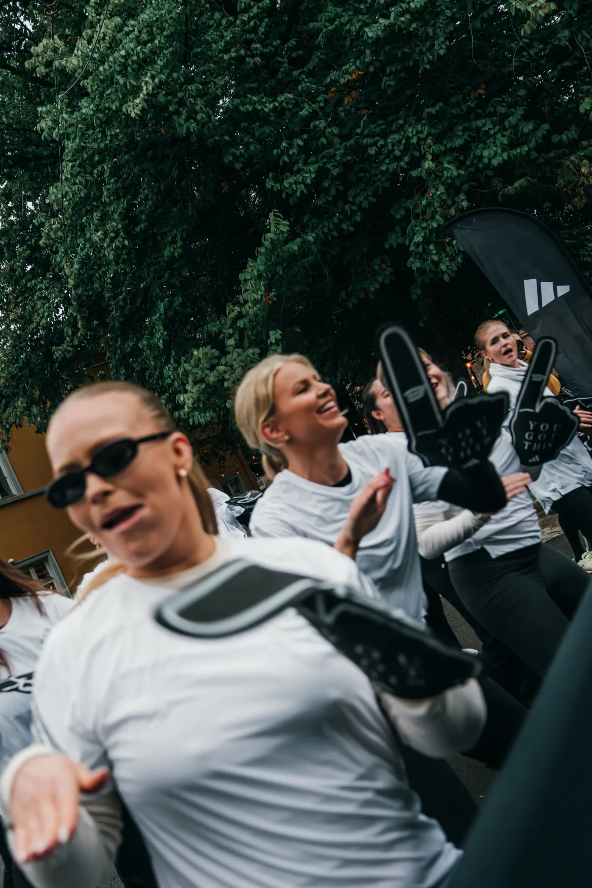 Heiagjeng i hvite skjorter med foam fingers