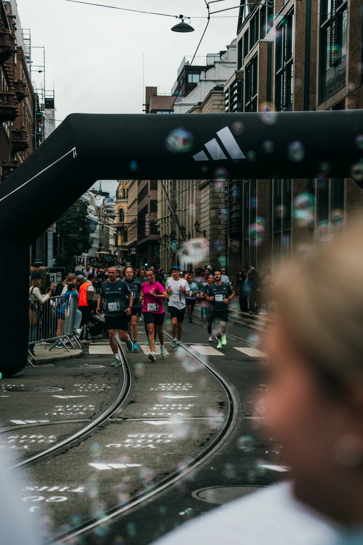 adidas-buen i Rådhusgata med løpere og trikkeskinner