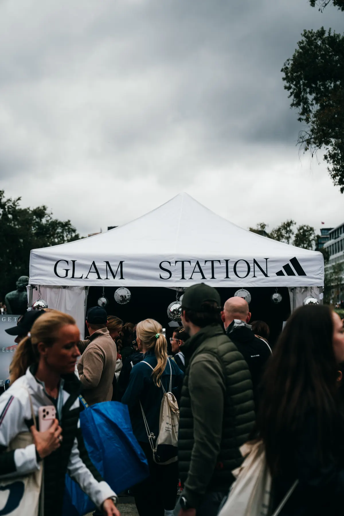 Kø ved Glam Station-teltet på Rådhusplassen