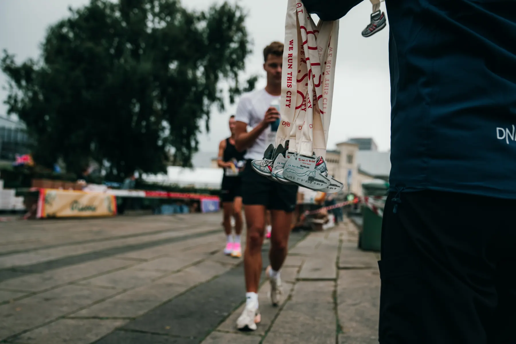 Løper med medalje rundt halsen etter målgang