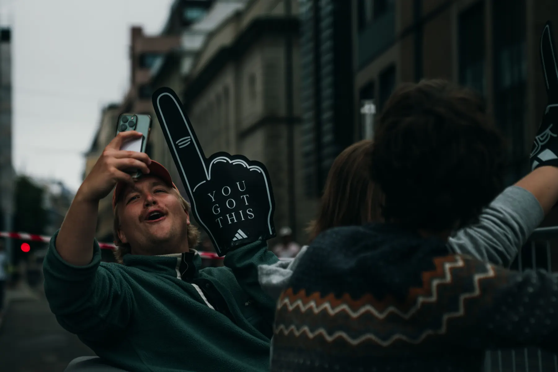 Tilskuer med foam finger heier i siste sving