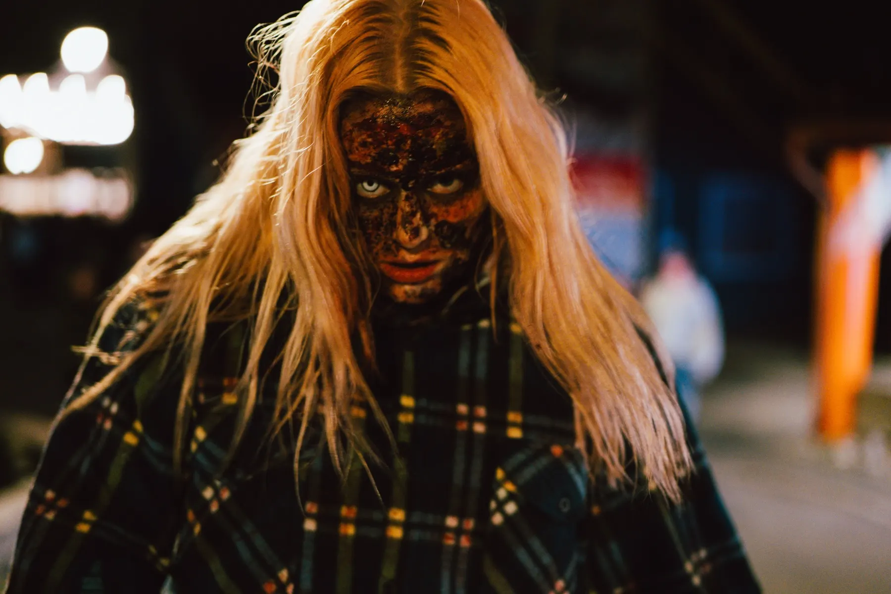 Zombie med blond parykk og blodig sminke i nærbilde under Horror Night på TusenFryd