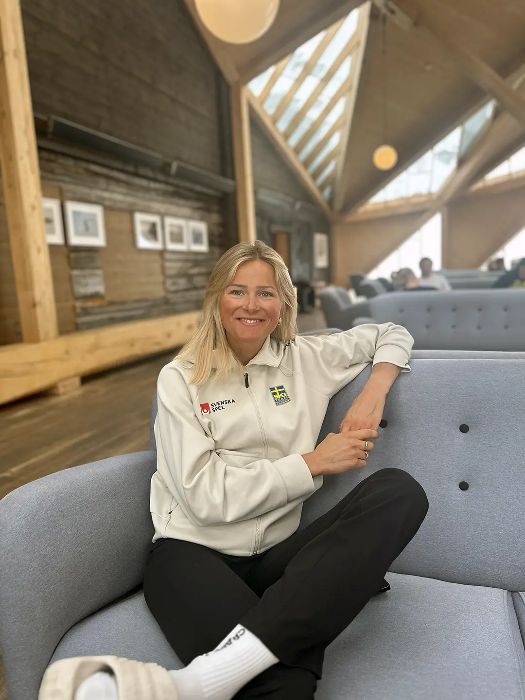 Frida Karlsson i sofaen under innspillingen av Skisporet