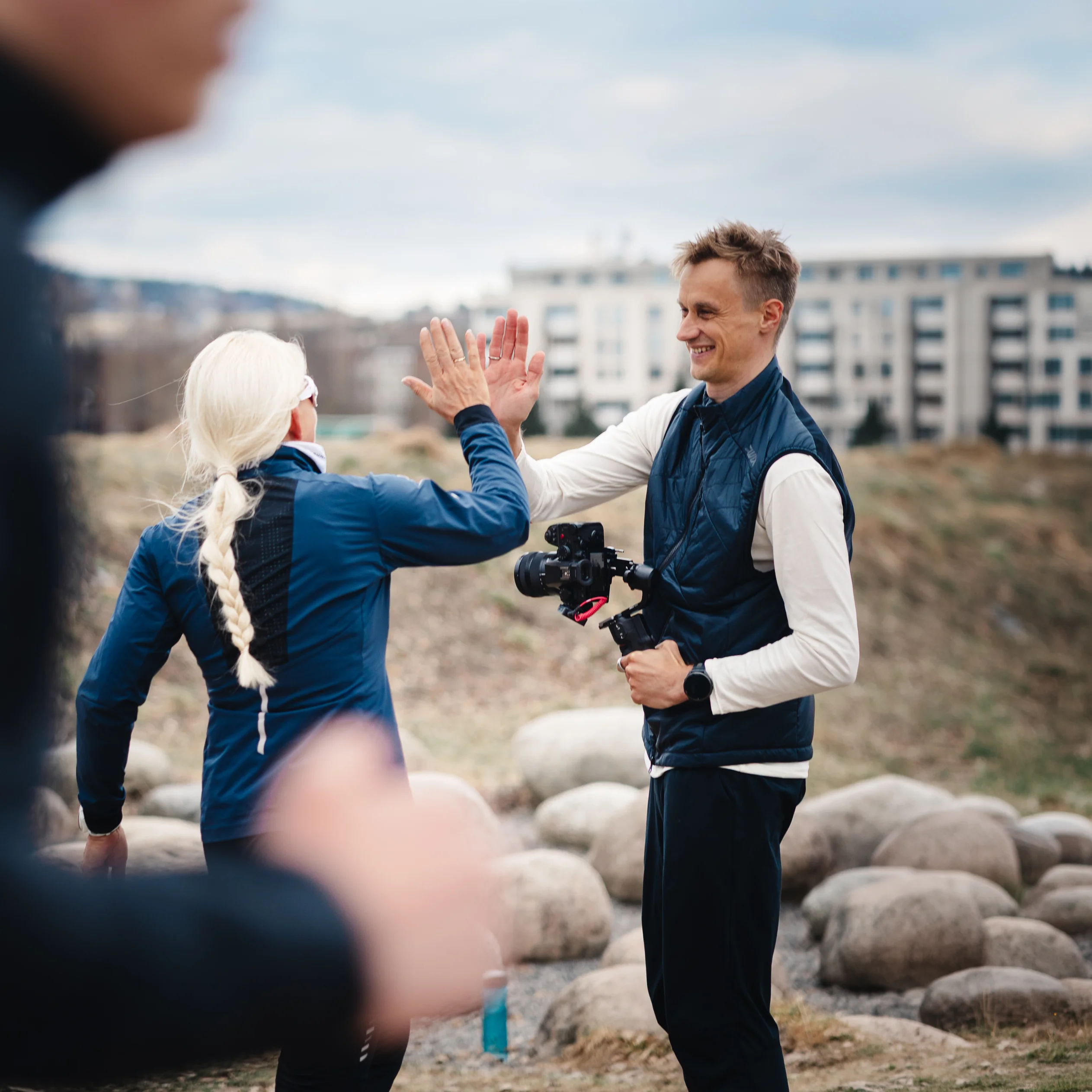 Håvard Rønning filmer med kamera på gimbal under et oppdrag
