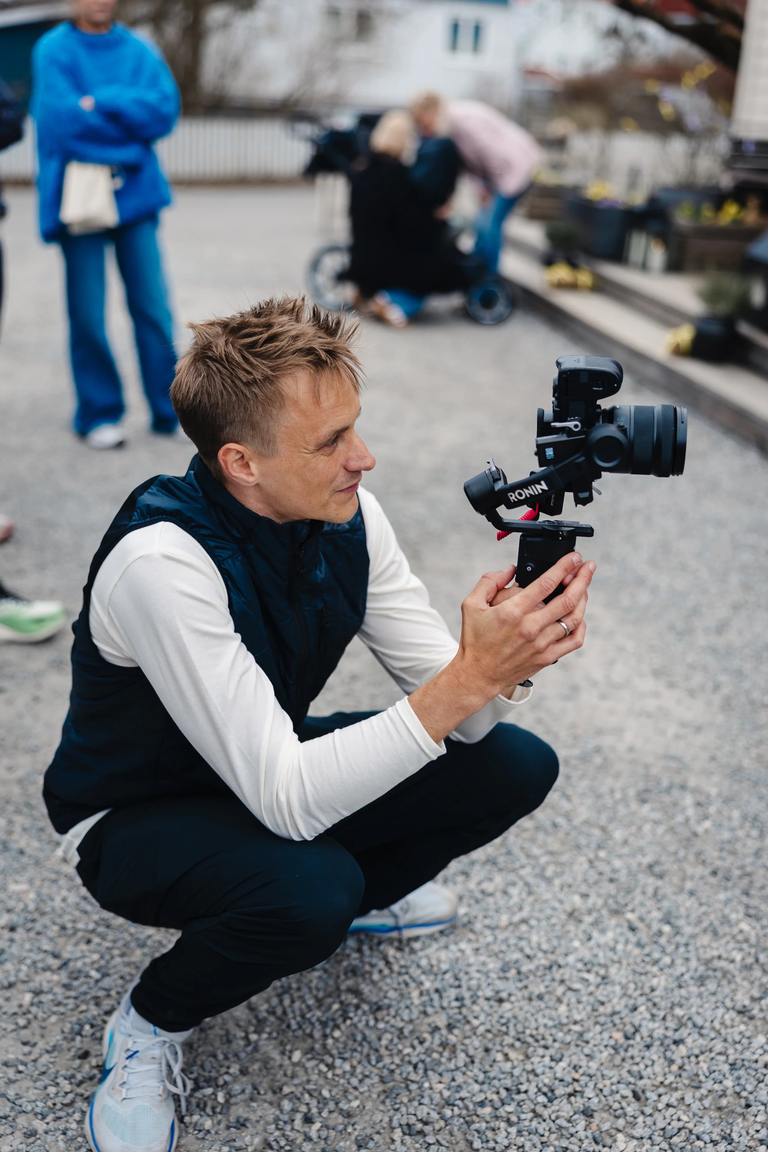 Håvard i arbeid med foto og video for en kunde