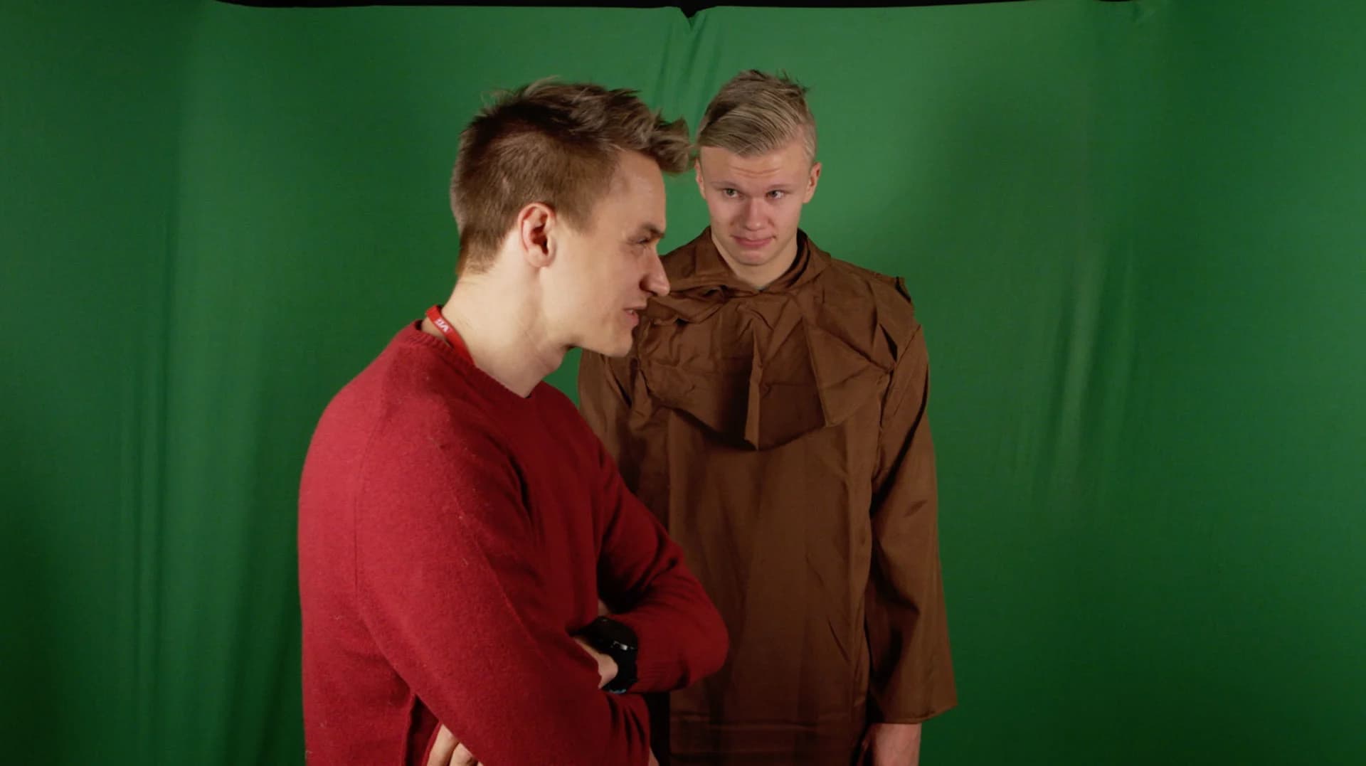 Håvard Rønning med Erling Braut Haaland under innspilling for VGTV