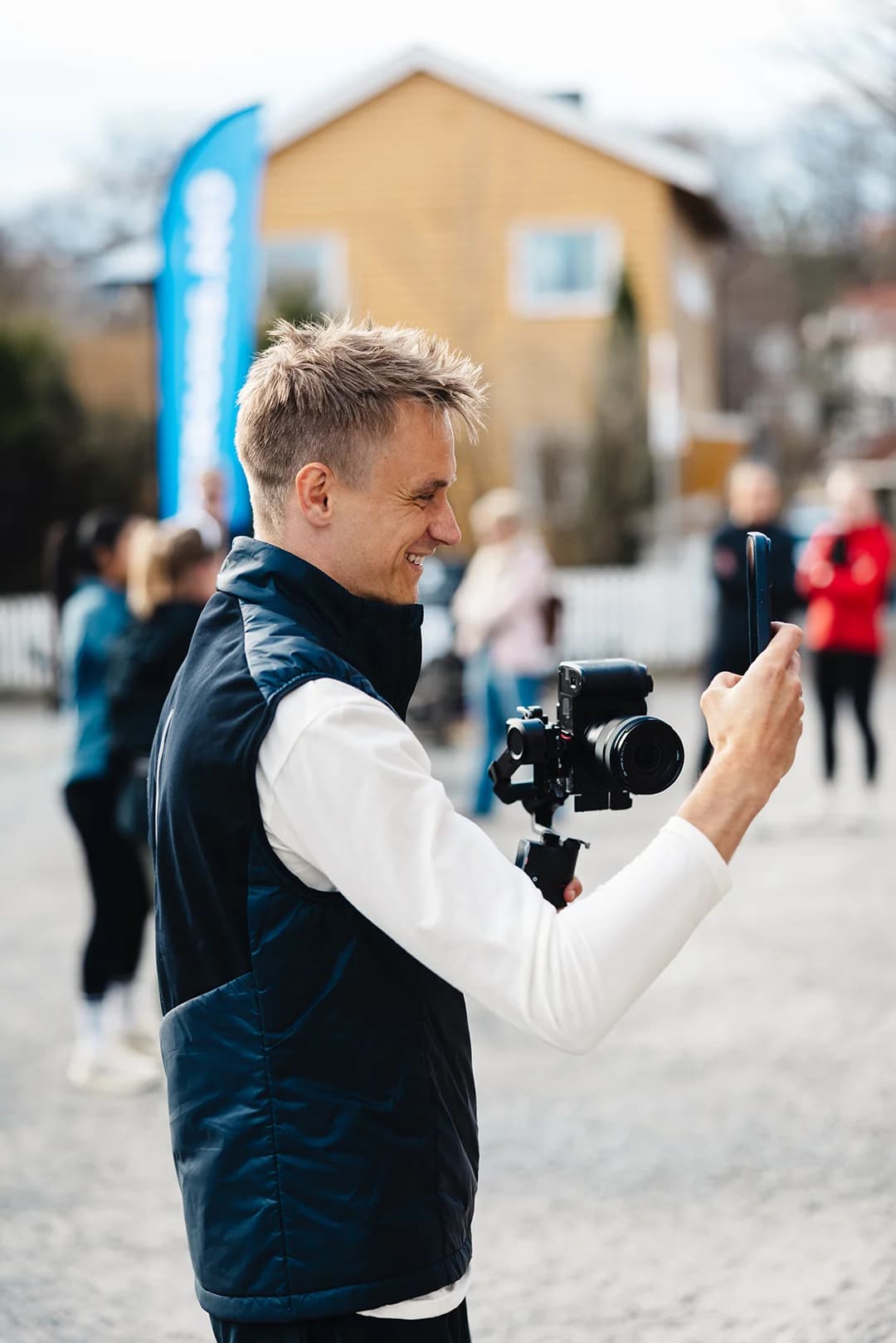Håvard Rønning filmer med kamera og gimbal under produksjon
